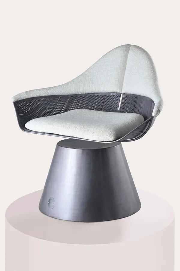 Manta Chair – Luxury modern designer chair with fluid curves and sleek wireframe.